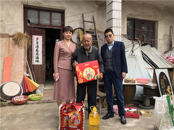 暖心！江苏皇冠集团给孤寡老人送温暖