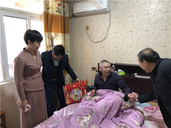暖心！江苏皇冠集团给孤寡老人送温暖