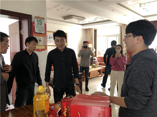 暖心！江苏皇冠集团给孤寡老人送温暖